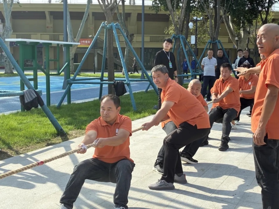 动作娴熟, 众阵阵掌声 动作娴熟, 众阵阵掌声
