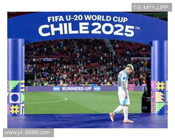 男足球星二选一谁更具实力与潜力挑战足球世界顶尖位置